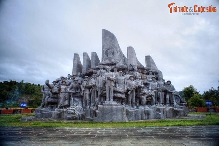 1. Tọa lạc tại xã Mường Phăng, TP Điện Biên Phủ, tượng đài Mừng công được khánh thành vào tháng 3/2009, tái hiện hình ảnh Ðại tướng Võ Nguyên Giáp cùng với bộ đội các binh chủng, dân công hỏa tuyến và đồng bào các dân tộc trong buổi lễ mừng Chiến dịch Ðiện Biên Phủ toàn thắng.