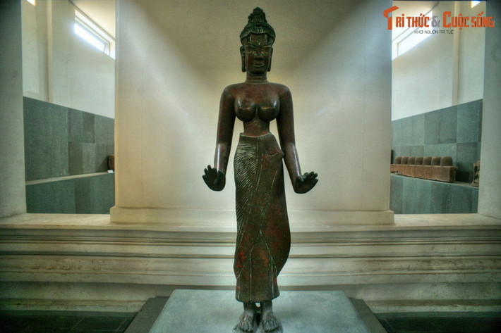 2. Miền Trung: Tượng nữ thần Tara (Bảo tàng Điêu khắc Chăm, Đà Nẵng). Được lưu giữ tại Bảo tàng Điêu khắc Chăm ở Đà Nẵng, Bảo vật quốc gia Tượng nữ thần Tara là một kiệt tác của nền nghệ thuật Champa cổ. Bức tượng được phát hiện vào năm 1978 tại di tích Phật viện Đồng Dương ở huyện Thăng Bình, tỉnh Quảng Nam.