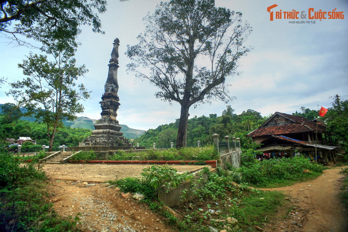 2. Huyện Điện Biên Đông của tỉnh Điện Biên là nơi tọa lạc của hai tòa tháp Lào cổ xưa độc đáo. Đầu tiên là tháp Mường Luân nằm bên bờ sông Mã thuộc xã Mường Luân. Tương truyền, tháp được những người Việt và người Việt gốc Lào chung tay xây dựng vào thời Lê.