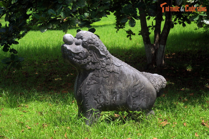 Ở Việt Nam thì diễn biến khá phức tạp. Thông thường, linh vật này được gọi là Sư tử khi tạo theo hình tướng Sư tử, gọi là Nghê khi mang đặc điểm kết hợp của Sư tử và Chó. Ảnh: Nghê đá chầu trước Đại Hồng Môn ở lăng Minh Mạng, Huế.
