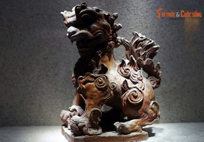 Tượng sư tử / nghê bằng sành, thế kỷ 18 – 19 (BT LSQG). Dạng tượng này thường được gắn trên đầu hai trụ biểu các công trình kiến trúc cổ với chức năng trấn giữ, canh gác.