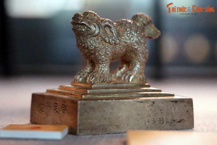 Tượng sư tử / nghê trên ấn làm bằng bạc thời Nguyễn, thế kỷ 19 – 20, nằm trong bộ sưu tập hiện vật cung đình triều Nguyễn (BT LSQG).