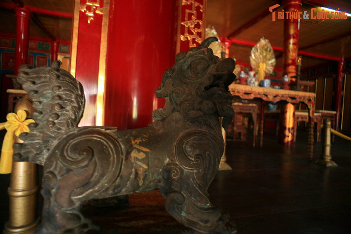 Tượng nghê bằng đồng trong khu tẩm điện của lăng Thiệu Trị, Huế.