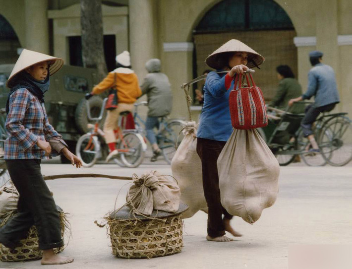 Những người bán bưởi trên khu vực bờ hồ Hoàn Kiếm. Ảnh: Public Domain.