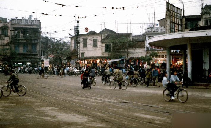 Tòa nhà phía bên phải là nhà điều hành xe điện, vị trí của tòa nhà "Hàm cá mập" hiện tại. Ảnh: Public Domain.