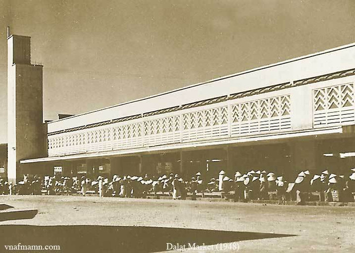 Chợ Đà Lạt năm 1948, nay là rạp 3/4. Ảnh: Raymond Chagneau.