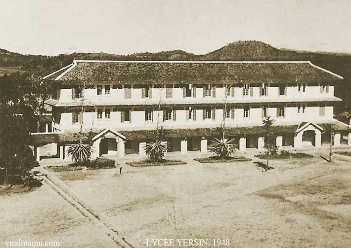 Một khu nhà trong trường Grand Lycée Yersin, 1948. Ảnh: Raymond Chagneau.