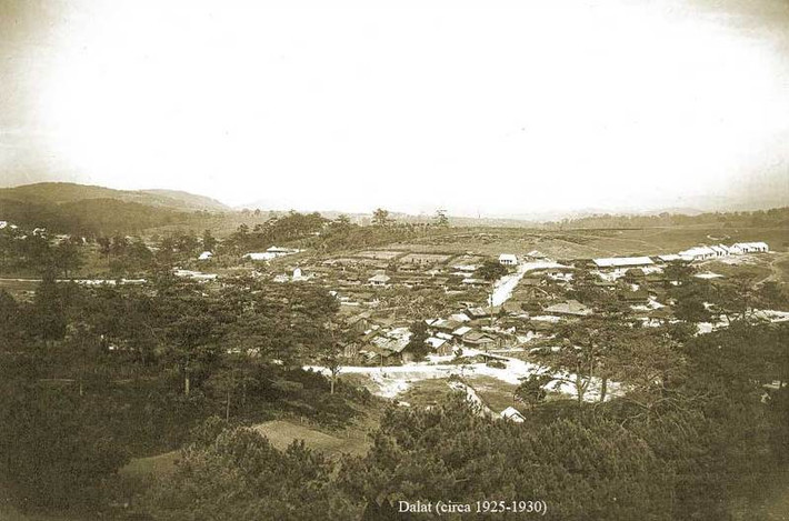 Khu dân cư chính của Đà Lạt ở phía Tây hồ Xuân Hương, khoảng năm 1925-1930. Ảnh: Raymond Chagneau.