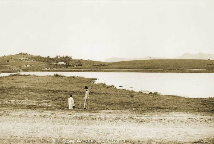 Hồ Xuân Hương và đồi Cù ở bờ hồ phía bên kia, khoảng năm 1925-1930. Ảnh: Raymond Chagneau.