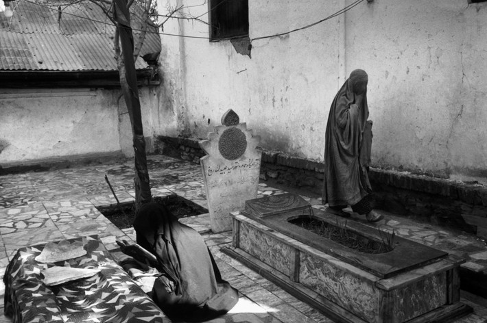 Một nữ tín đồ Hồi giáo ngồi cầu nguyện và đọc kinh Koran ở đền Shah-do-Shamshire, Kabul. Ảnh: A. Abbas/Magnum Photos.