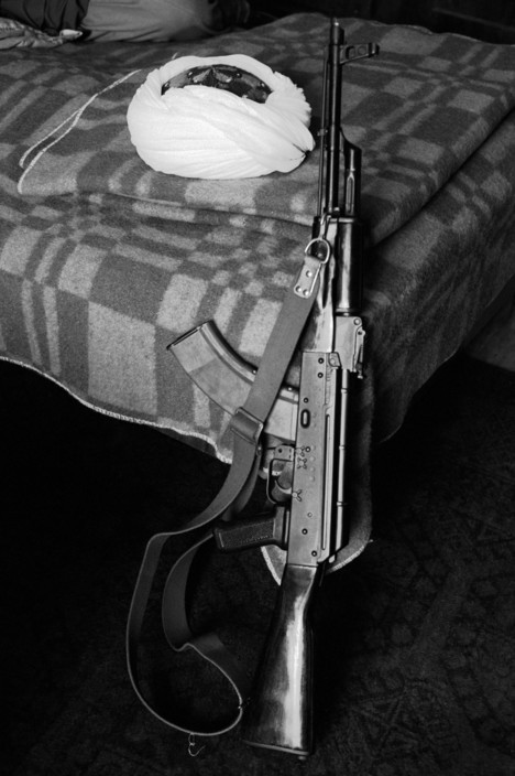 Khẩu AK-47 và mũ vải của một thủ lĩnh hồi giáo ở Kabul năm 1992. Sau khi Liên Xô rút quân năm 1989, chính quyền Kabul sụp đổ nhanh chóng và đất nước rơi vào cuộc xung đột phe phái nghiêm trọng. Ảnh: A. Abbas/Magnum Photos.