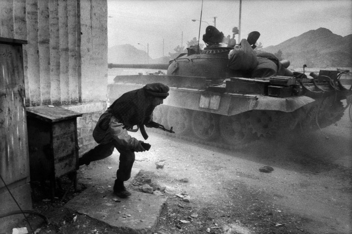 Chiến binh Mujahideen tác chiến trong cuộc giao tranh nhằm giành quyền kiểm soát thủ đô Kabul giữa các phe phái Hồi giáo khác nhau. Ảnh: A. Abbas/Magnum Photos.