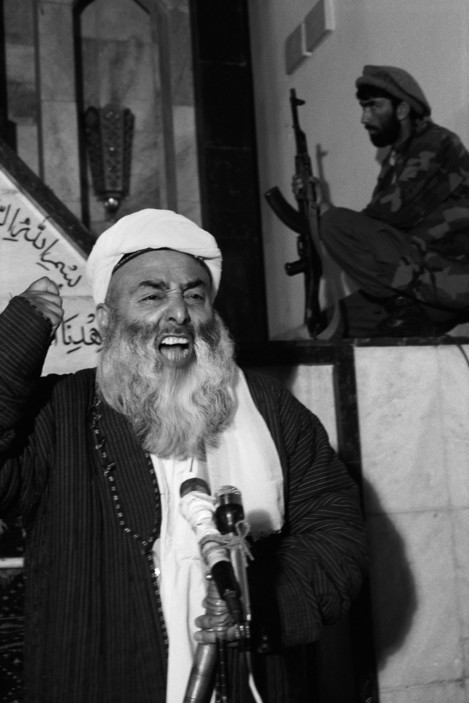 Một thủ lĩnh hồi giáo diễn thuyết lên án Mỹ ở thánh đường Pol-e-Keshti, Kabul. Ba đời Tổng thống Mỹ liên tiếp đã hỗ trợ lực lượng Mujahideen chống lại Liên Xô và chính phủ Afghanistan. Ảnh: A. Abbas/Magnum Photos.