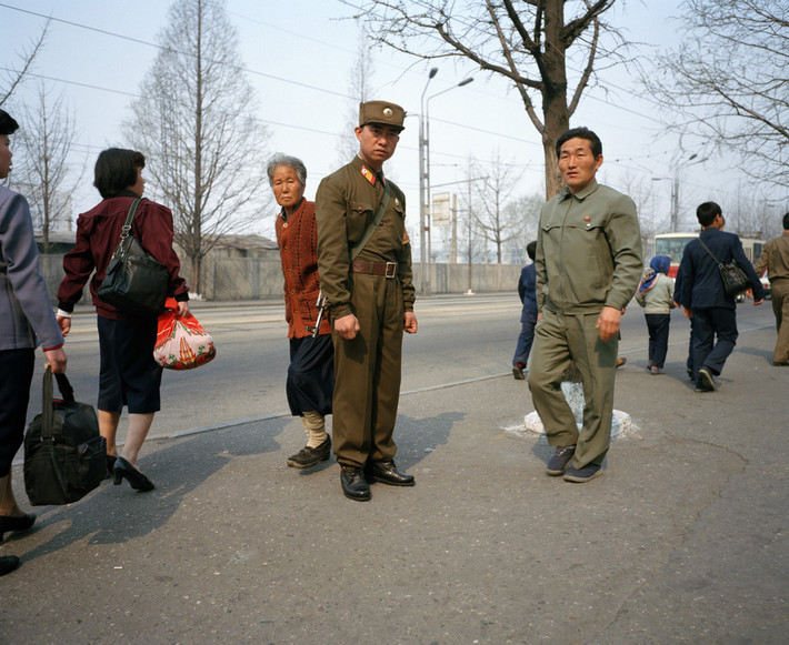 Quân nhân trẻ trên đường phố. Ảnh: Martin Parr/ Magnum Photos.