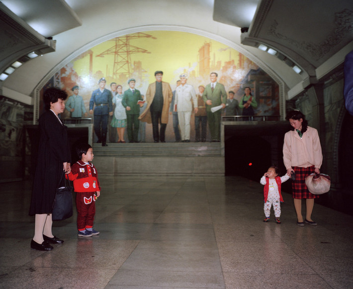 Trong ga tàu điện ngầm. Ảnh: Martin Parr/ Magnum Photos.