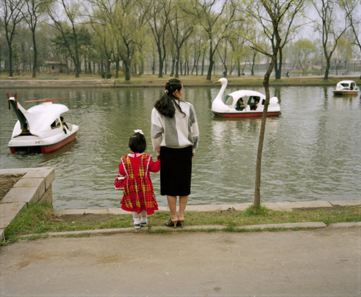 Hai mẹ con bên hồ nước tại một công viên ở Bình Nhưỡng năm 1997. Ảnh: Martin Parr/ Magnum Photos.