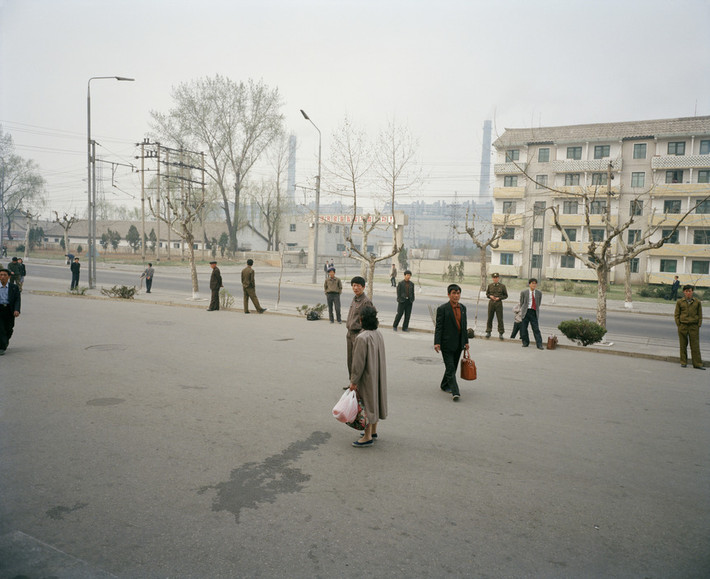 Bên một con đường ở ngoại ô Bình Nhưỡng. Ảnh: Martin Parr/ Magnum Photos.