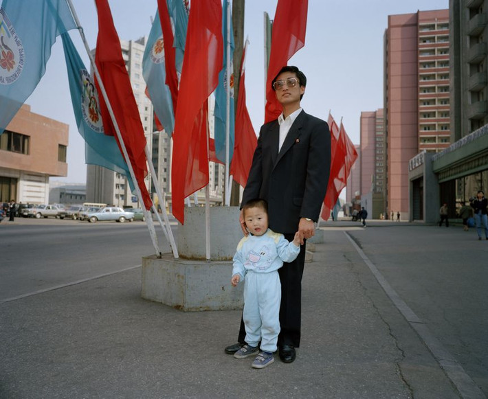 Hai bố con trên phố. Ảnh: Martin Parr/ Magnum Photos.