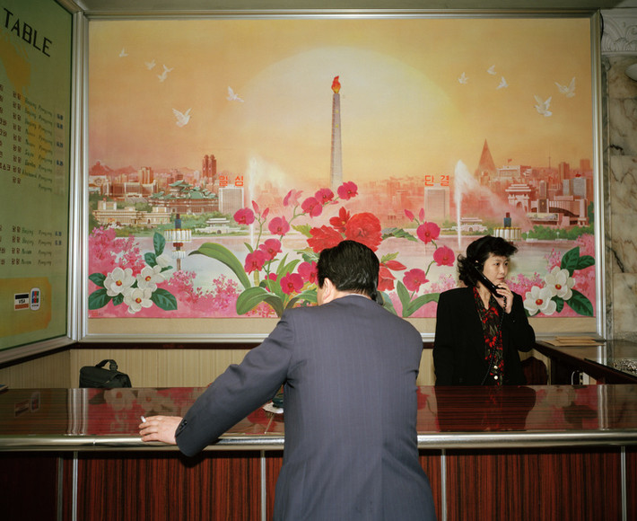 Quầy lễ tân của một khách sạn. Ảnh: Martin Parr/ Magnum Photos.