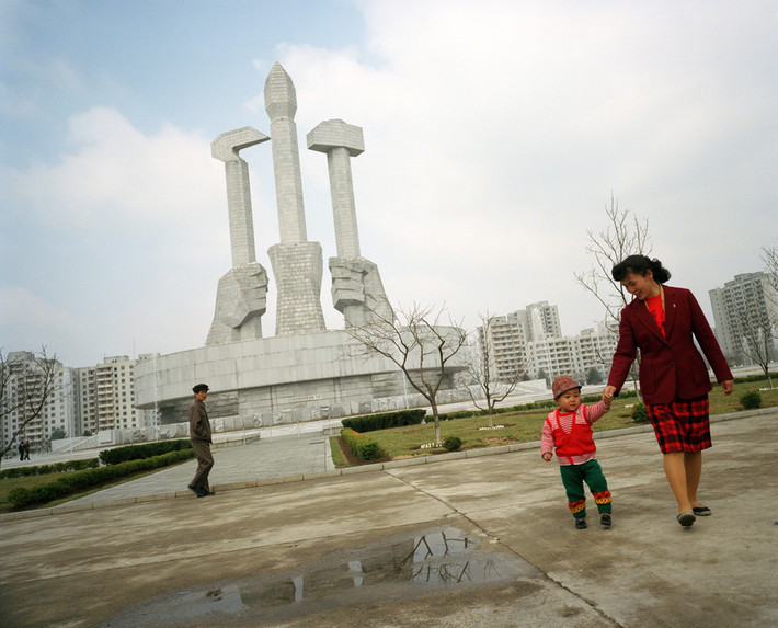 Tại đài kỷ niệm 50 năm thành lâp Đảng Lao động Triều Tiên. Ảnh: Martin Parr/ Magnum Photos.
