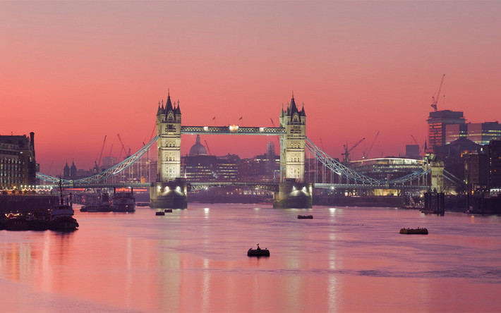 5. Cầu Tháp (Anh). Soi bóng xuống sống Thames, cầu Tháp là biểu tượng được toàn thế giới biết đến của London, thủ đô nước Anh. Ảnh: Matadornetwork.