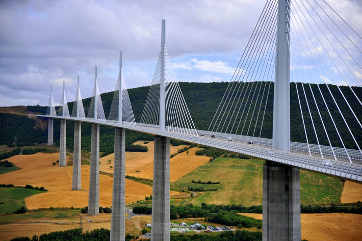 1. Cầu Millau (Pháp). Cầu Millau được coi là cây cầu cao nhất thế giới. Một số trụ của cây cầu ấn tượng này còn cao hơn cả tháp Eiffel. Ảnh: Matadornetwork.