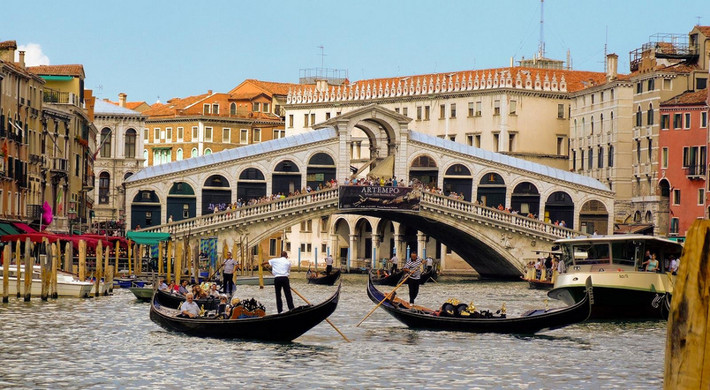 11. Cầu Rialto (Italia). Bắc qua kênh Grand, cầu Rialto là cây cầu cổ nhất và nổi tiếng nhất của thành phố cổ Venice. Ảnh: Matadornetwork.