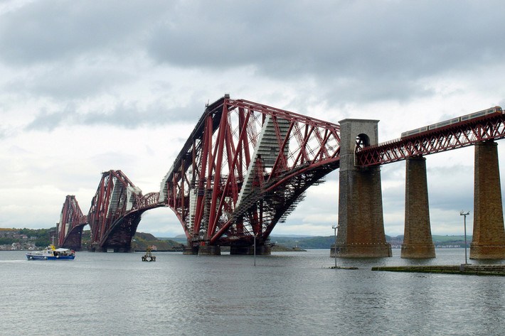 10. Cầu đườn sắt Forth (Scotland). Được xây dựng năm 1890, đây là một trong những cây cầu lớn đầu tiên của thế giới được xây dựng bằng thép. Ảnh: Matadornetwork.