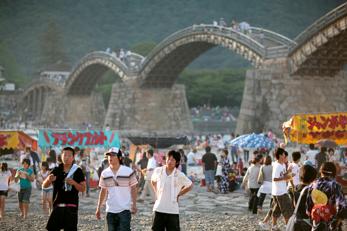 13. Cầu Kintai (Nhật bản). Cầy Kintai là cây cầu bằng gỗ độc đáo có 5 nhịp bắc qua các trụ đá, được xây dựng năm 1673 gần lâu đài Iwakuni. Cây cầu này có cả một lễ hội riêng, thu hút rất đông khách tham quan hàng năm. Ảnh: Matadornetwork.