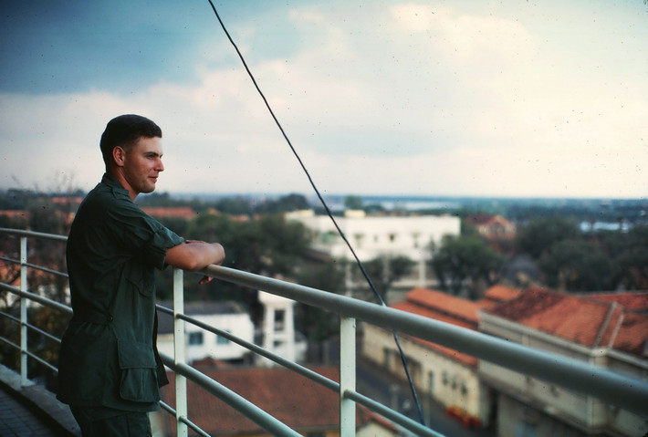 Trên nóc cư xá Brinks, nay là khách sạn Park Hyatt Saigon. Ảnh: William Ruzin.