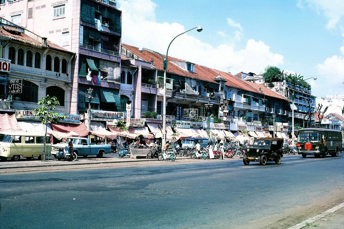 Trên đại lộ Lê Lợi. Ảnh: William Ruzin.
