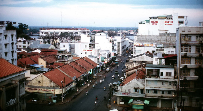 Khung cảnh nhìn từ ban công một khách sạn trên đường Hai Bà Trưng. Ảnh: William Ruzin.