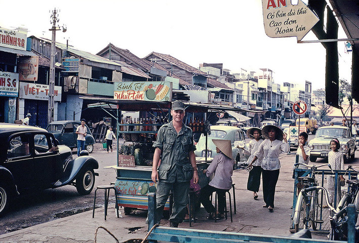 Trên đường Đề Thám. Ảnh: William Ruzin.