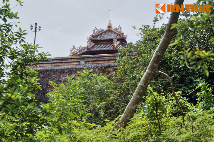 Trước đó, vào thời Hậu Lê, ở Kinh đô Thăng Long đã có một đài thiên văn và cơ quan Khâm Thiên Giám, nhưng đã mất hoàn toàn dấu vết. Những gì còn lưu lại chỉ là một tên phố Khâm Thiên.