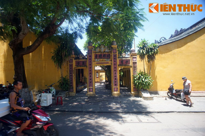 Nằm trên đường Nguyễn Huệ, phường Minh An, thành phố Hội An, Minh Hương Phật tự hay Quân Âm Phật tự là ngôi chùa thờ Phật có lịch sử lâu đời nhất phố cổ Hội An.