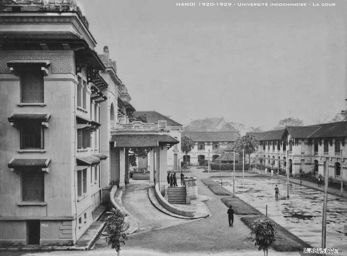 Các tòa nhà bên trong Đại học Đông Dương.