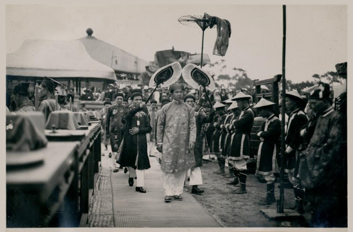 Vua Bảo Đại rời khỏi đàn Nam Giao. Ảnh: Tang-Vinh Photo.