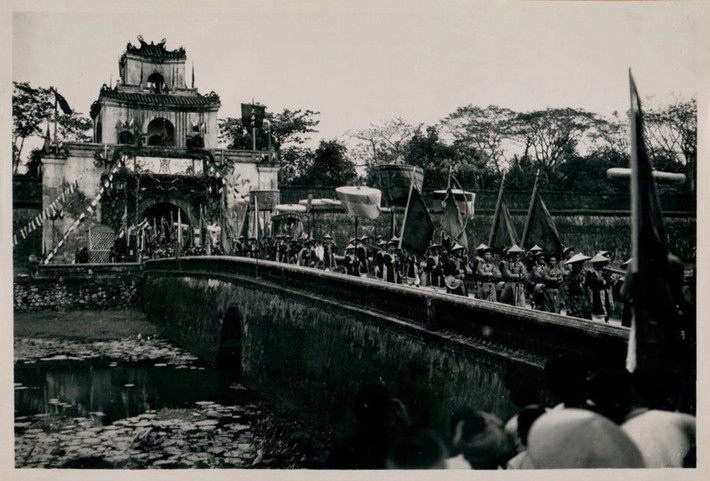 Đoàn xa giá rời cổng thành để đến đàn Nam Giao nằm ở ngoại ô. Ảnh: Tang-Vinh Photo.