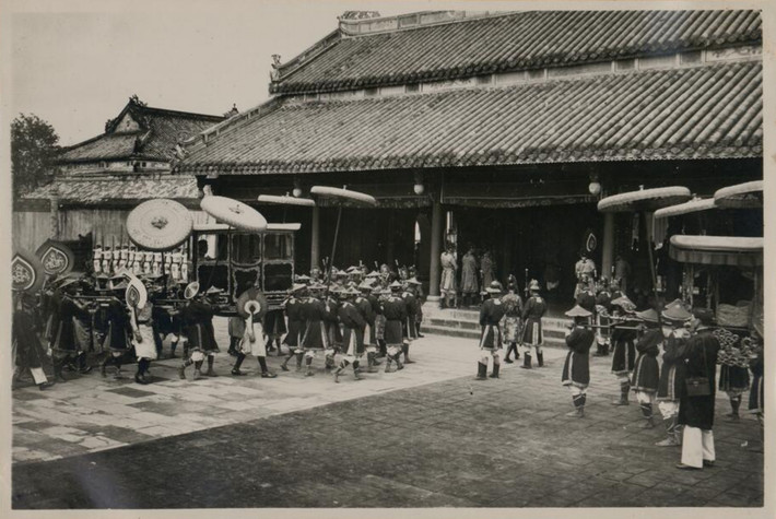 Vua Bảo Đại trở về cung cấm ở Hoàng Thành, ngày 16/3/1933. Ảnh: Tang-Vinh Photo.