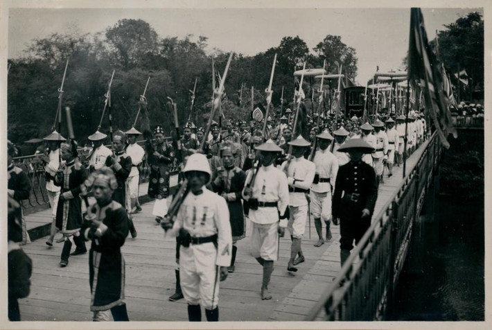 Những người lính cầm súng điểu thương gắn lưỡi lê dài trên cầu. Ảnh: Tang-Vinh Photo.