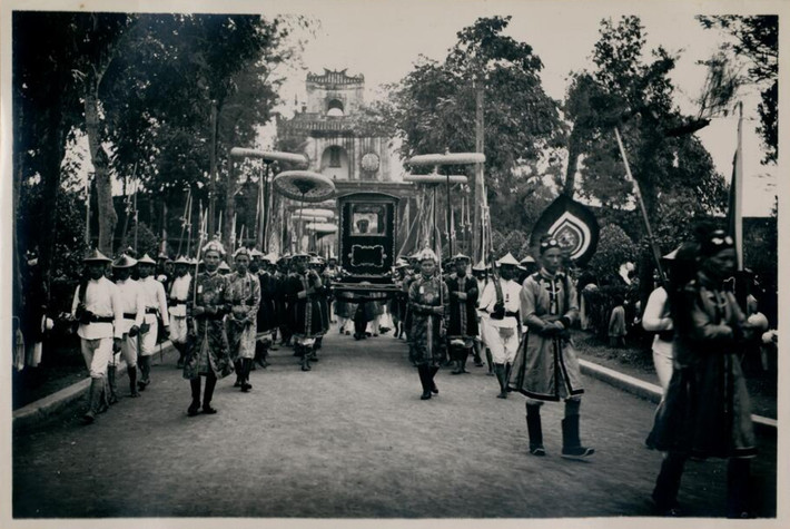 Đoàn xa giá đi qua cổng thành. Ảnh: Tang-Vinh Photo.