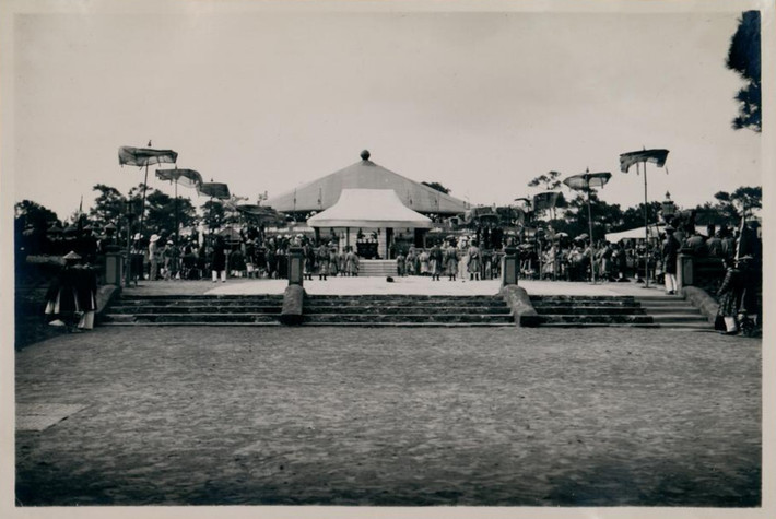 Đông đảo quan khách tập trung ở Đàn Nam giao để chứng kiến buổi lễ. Ảnh: Tang-Vinh Photo.