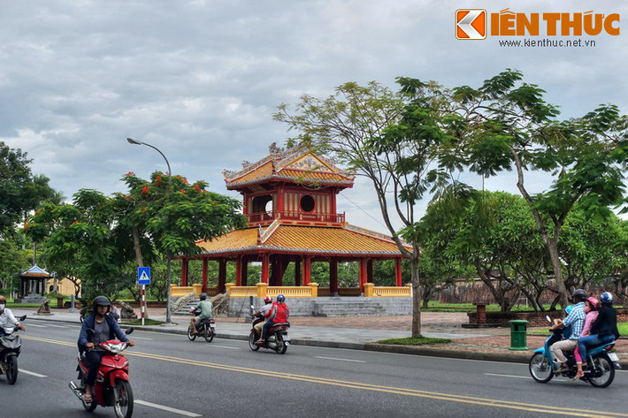 Nằm trên trục chính của Hoàng thành Huế, ở phía trước Kỳ Đài và phía sau Nghênh Lương Đình, Phu Văn Lâu là một công trình kiến trúc đặc sắc trong quần thể kiến trúc Cố đô.