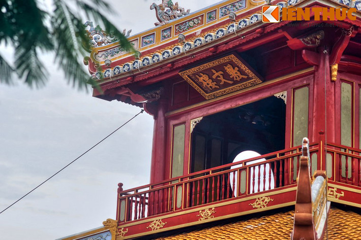 Tầng hai có bốn mặt đều dựng đố bản, kiểu đồ lụa khung tranh, mặt trước có cửa sổ chữ nhật, hai bên trổ cửa sổ tròn, lan can bên ngoài bằng gỗ. Trên của sổ mặt tiền có treo hoành phi sơn son thếp vàng, trang trí dây lá cách điệu “lưỡng long triều nguyệt”.