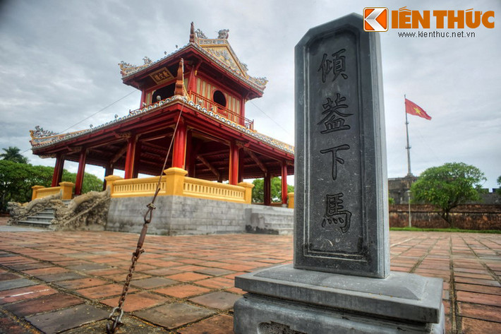 Dưới thời vua Thiệu Trị, triều đình cho dựng ở hai bên hai tấm bia đá khắc 4 chữ "khuynh cái hạ mã", nghĩa là ai đi qua đều phải cởi mũ và xuống ngựa.
