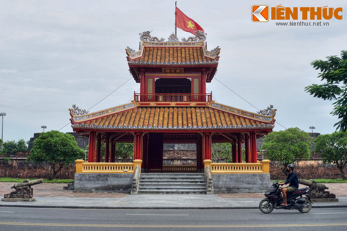 Tên gọi Phu Văn Lâu nghĩa là cái lầu trưng bày văn thư của triều đình, Côn trình được xây dựng vào năm 1819 dưới thời vua Gia Long để dùng làm nơi niêm yết những chỉ dụ quan trọng của nhà vua và triều đình, hoặc kết quả các kỳ thi do triều đình tổ chức.