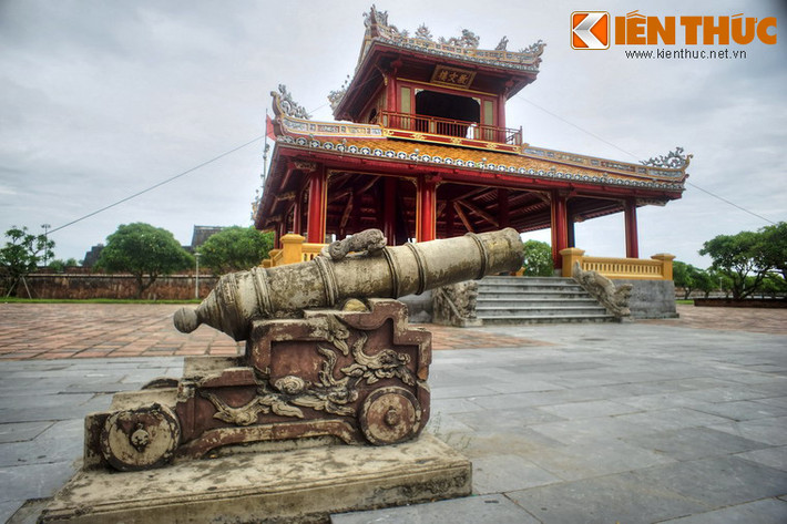 Hai bên mặt trước Phu Văn Lâu có đặt hai khẩu súng thần công nhỏ bằng đồng hướng vào nhau.
