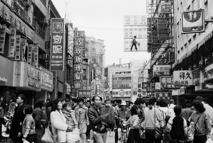 Khu phố thương mại ở trung tâm thành phố Đài Bắc, Đài Loan năm 1987. Ảnh: Patrick Zachmann/ Magnum Photos.