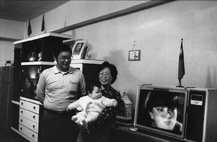 Trong căn hộ của một gia đình khá giả ở Đài Bắc. Ảnh: Patrick Zachmann/ Magnum Photos.