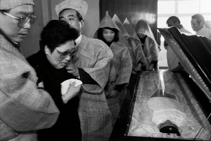 Tang lễ của một đảng viên kỳ cựu Quốc Dân Đảng. Ảnh: Patrick Zachmann/ Magnum Photos.